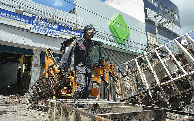 Incêndio aconteceu na unidade da Pague Menos localizada na Avenida Getúlio Vargas, em Camaçar (Foto: Mauro Akin Nassor/Arquivo Cerreio)