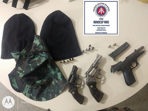 Com eles a polícia encontrou armas, explosivos e roupas camufladas (Foto: Divulgação/PM)