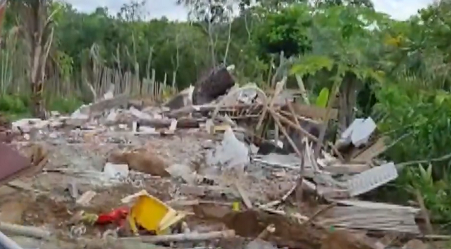 Homens encapuzados expulsaram os moradores da localidade e derrubaram os barracos (Foto: Reprodução)