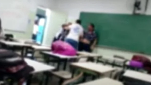Vídeo feito por um aluno mostra o momento em que o professor, de 45 anos, é agredido pelo pai da adolescente (Foto: Reprodução)