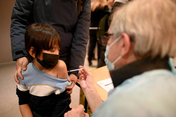 A imunização desta faixa etária está autorizada pela Anvisa (Agência Nacional de Vigilância Sanitária) desde 16 de dezembro e já ocorre em outros países, como os Estados Unidos (Foto: Reprodução)
