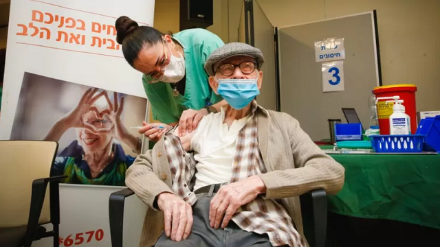 Nova dose será oferecida a todas as pessoas com mais de 60 anos e profissionais de saúde, mas requer aprovaçao do Ministério da Saúde (Foto: Getty Images)