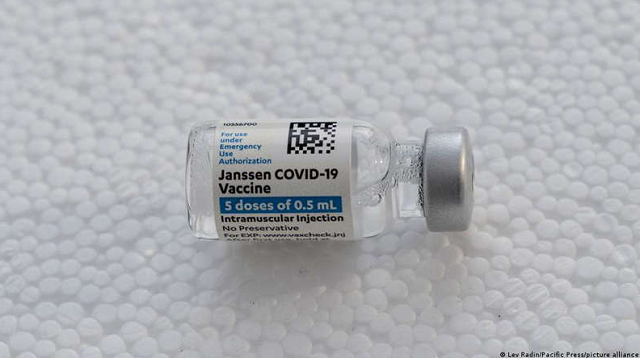 Vacina da J&J pode provocar síndrome de trombose com trombocitopenia (TTS), alerta CDC nos EUA (Foto: Lev Radin/Pacific Press/picture alliance)