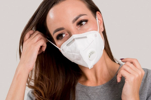 Estudo confirma que as máscaras FFP2 ou KN95 são particularmente eficazes na filtragem de partículas infecciosas do ar respirado (Foto: Reprodução)
