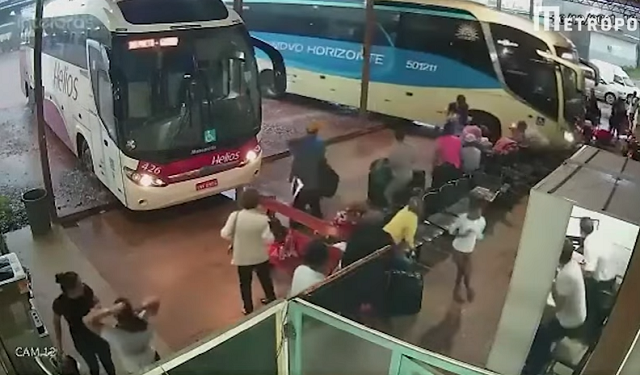 Motorista não conseguiu frear o ônibus e o veículo só parou depois de arrastar algumas cadeiras que estavam no local (Foto: Reprodução)
