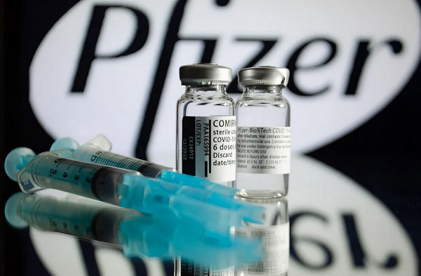 Sangue coletado de pessoas que receberam a terceira dose de reforço há um mês neutralizou a variante ômicron (Foto: Reprodução)