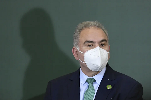 O ministro Marcelo Queiroga já havia informado sobre redução no sábado (Foto: Mateus Bonomi/Anadolu Agency via Getty Images)