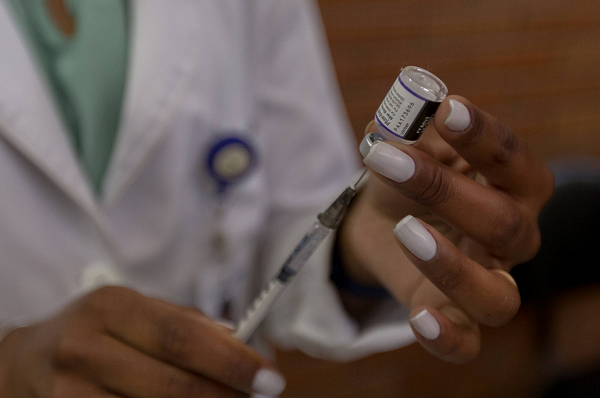 Um dos principais motivos seria ampliar a proteção contra a variante Ômicron (Foto: Reprodução)