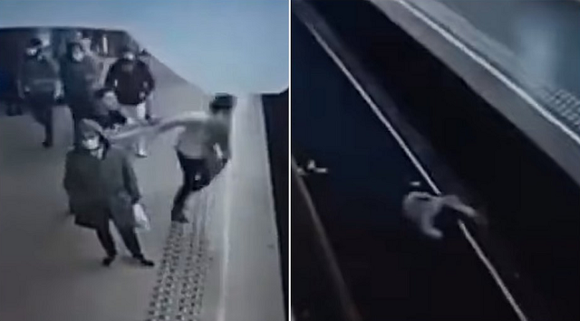 Nas imagens, é possível ver um homem se esgueirando por trás da mulher e a empurrando nos trilhos enquanto o metrô chegava à estação (Foto: Reprodução)