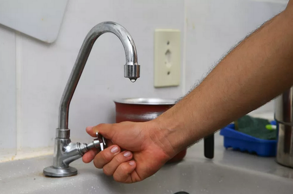 A Embasa recomenda aos usuários que utilizem água de forma consciente, até que o fornecimento seja completamente regularizado (Foto: Reprodução)