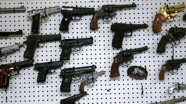 Houve aumento de 12% na quantidade de revólveres e pistolas importadas, e de 574% na importação de fuzis, carabinas, metralhadoras e submetralhadoras (Foto: Getty Images)