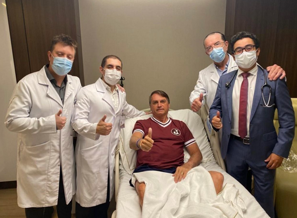 Presidente Bolsonaro ao lado da equipe médica (Foto: Reprodução/Twitter)