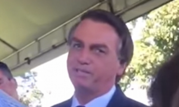 Bolsonaro é confrontado por estudante: 'O senhor é uma farsa' (Foto: Reprodução)
