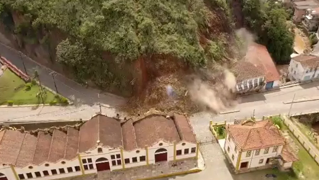 Momento exato em que morro atinge casarão histórico em Ouro Preto e ele 'se dobra' com a força (Foto: Redes sociais)