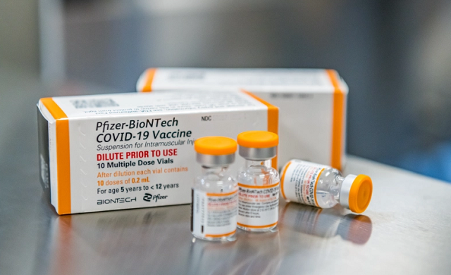 Primeiras doses da vacina da Pfizer contra covid-19 são para crianças de 5 a 11 anos (Foto: Hannibal Hanschke/AFP)