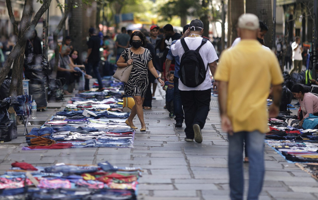 Pessoas caminham em rua no centro do Rio de Janeiro (Foto: REUTERS/Ricardo Moraes)