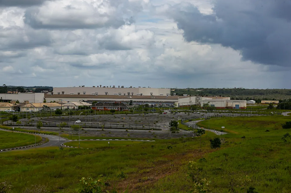 Placas caídas e desbotadas nas proximidades da fábrica da Ford em Camaçari (Foto: Rafael Martins/ Folhapress)