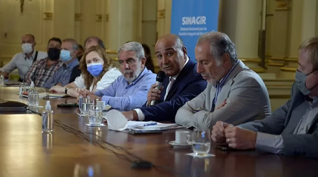 O ministro chefe da Casa Civil argentina, Juan Manzur (ao centro, com o microfone), em reunião em Buenos Aires sobre alta das temperaturas no país (Foto: Jefatura de Gabinete de Ministros de Argentina)