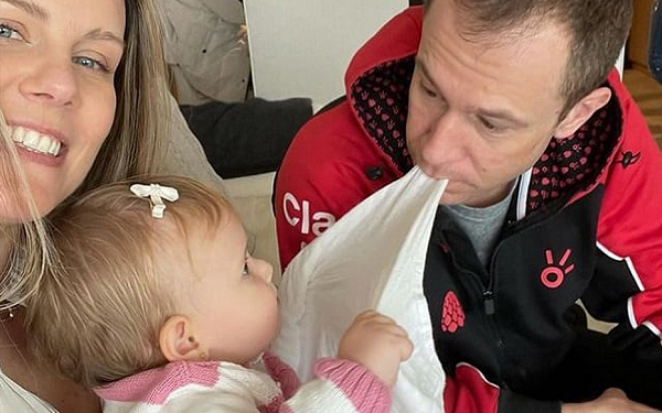 Tiago Leifert ao lado da sua filha, Lua, e da esposa, Daiana Garbin (Foto: Reprodução)