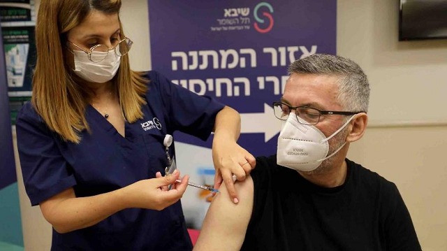 Homem recebe a quarta dose de vacina contra a covid-19 em Israel (Foto: Gil Cohen Magen/Xinhua)