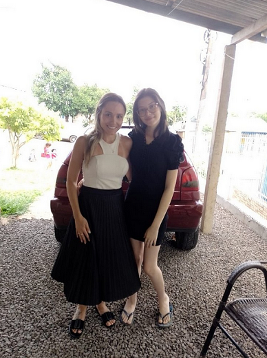Jéssica (de branco) devolveu carro à família Bruna após saber que a rifa servia para custear as despesas médicas da cirurgia da jovem (Foto: Jéssica Guarnieri/Arquivo Pessoal)