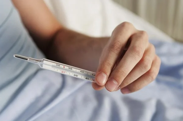 As infecções provocadas pelos três vírus têm alguns sintomas parecidos e podem confundir as pessoas (Foto: Reprodução)