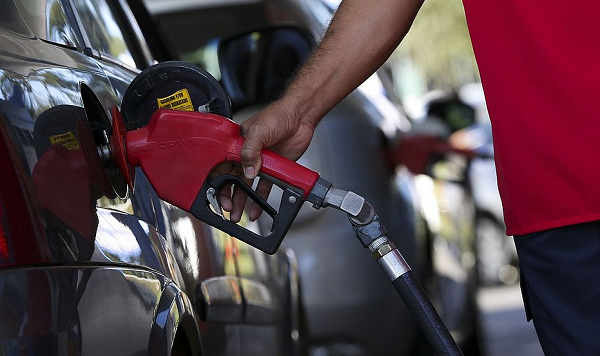 Apesar de contrários às medidas sugeridas pelo governo, economistas concordam que o preço do petróleo ameaça a inflação e a atividade em um ano em que a economia já enfrenta desafios (Foto: Arquivo Agência Brasil)