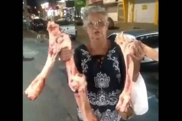 Idosa desabafa após buscar ossos em um açougue no interior da Bahia - (Foto: Reprodução da internet/Twitter/AiltonFernandes)
