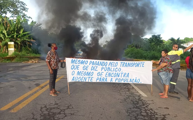 Manifestantes bloqueiam trecho de avenida em Simões Filho em protesto pela falta de transporte público (Foto: Reprodução/Redes Sociais)