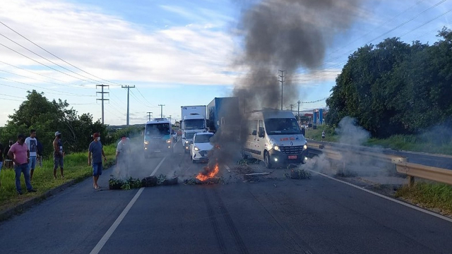 Ex-funcionários da Ford fecharam os dois sentidos da Via Parafuso, em Camaçari (Foto: Reprodução)