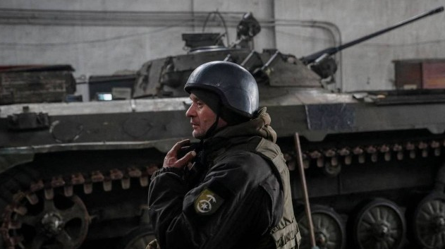 Militar ucraniano na cidade de (Foto: GLEB GARANICH/REUTERS)