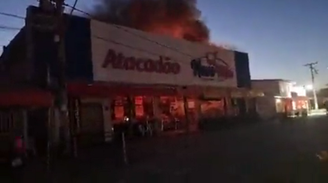 Imagens registradas no momento do incêndio mostram as chamas consumindo parte da estrutura do supermercado (Foto: Print/Vídeo)