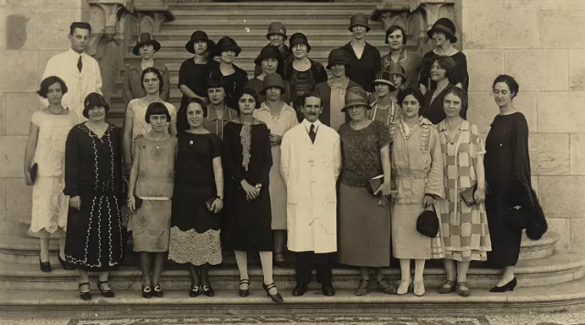 Integrantes da Federação Brasileira pelo Progresso Feminino no Instituto Osvaldo Cruz, no Rio (Foto: Arquivo Nacional)