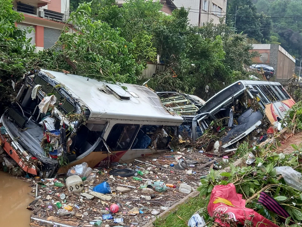 Temporal causa alagamentos, deslizamentos e mortes em Petrópolis (Foto: Cyro Neves/Super Rádio Tupi)