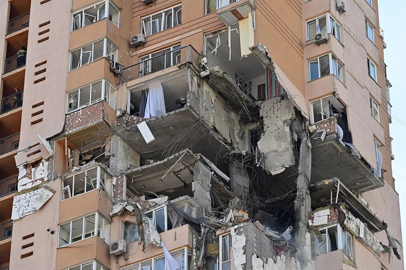 Prédio civil da Capital ucraniana bombardeado pela Rússia - Foto: Reprodução