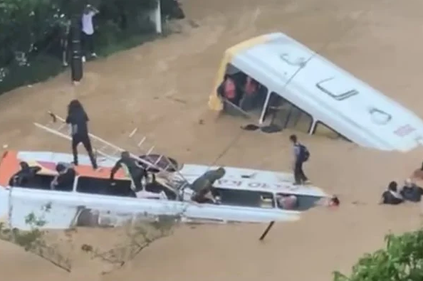 Passageiros tentaram sair de dois ônibus durante a inundação no temporal que matou mais de 100 pessoas e deixou mais de 100 desaparecidos em Petrópolis (Foto: Reprodução)