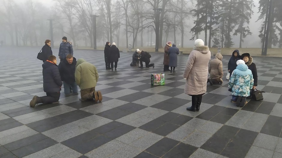 Ucranianos orando na praça central de Kharkiv, Ucrânia - Image: Image: Courtesy of Ukrainian Bible Society