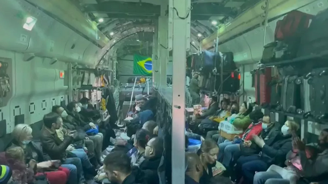 Avião com brasileiros que fugiram da guerra da Ucrânia pousa em Brasília (Foto: TV Globo/Reprodução)
