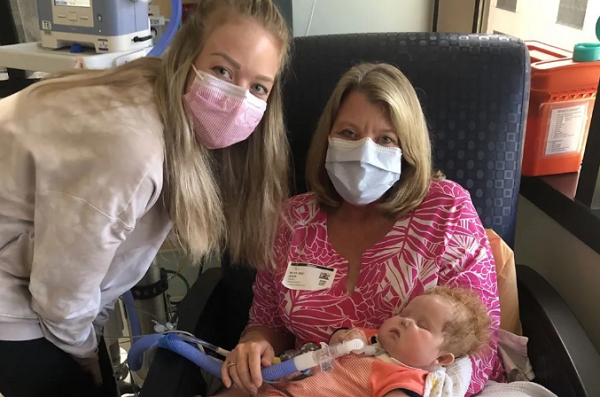 Bebê Easton com a avó Julie O’Neal ao lado da mãe Kaitlyn. Este foi o primeiro encontro de Julie com o filho (Foto: Duke University)