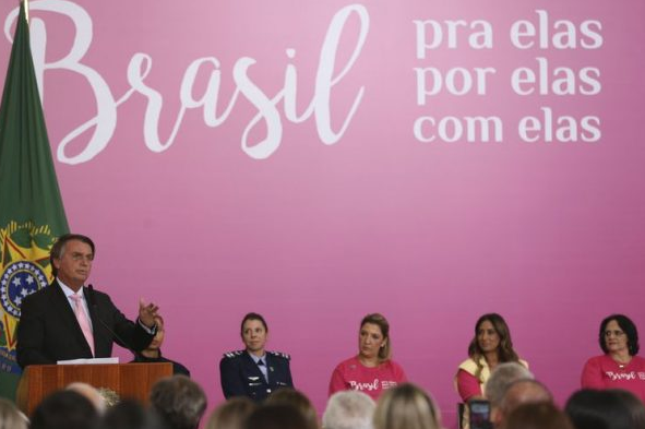 Após veto, Bolsonaro recua e anuncia distribuição gratuita de absorventes (Foto: Reprodução)
