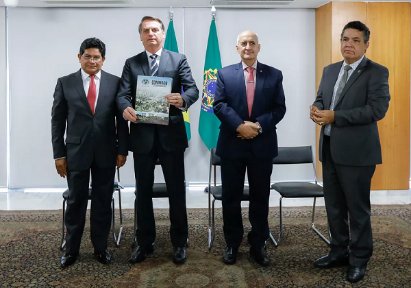 Em outubro de 2019, Bolsonaro e o ministro Luiz Eduardo Ramos receberam os pastores Gilmar Santos (à esquerda) e Arilton de Moura (à direita) (Foto: Carolina Antunes/PR)
