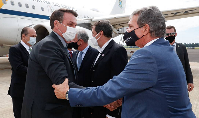 O presidente Jair Bolsonaro cumprimenta Joaquim Silva e Luna, presidente da Petrobras (Foto: Alan Santos/Presidência da República)
