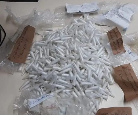 De acordo com os polícias, após a revista foram encontrados 593 pinos de cocaína e outros 147 vazios (Foto: Divulgação SSP)