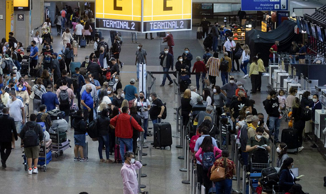 Equipamento de proteção pessoal continua obrigatório para a circulação nos aeroportos e embarque nas aeronaves (Foto: REUTERS/Roosevelt Cassio/Direitos reservados)