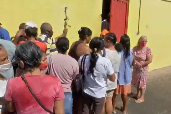 Retrato da fome: cena de fila em doação de ossos em açougue de Cuiabá (MT) comoveu e revoltou o país (Foto: TV Centro América/Reprodução)
