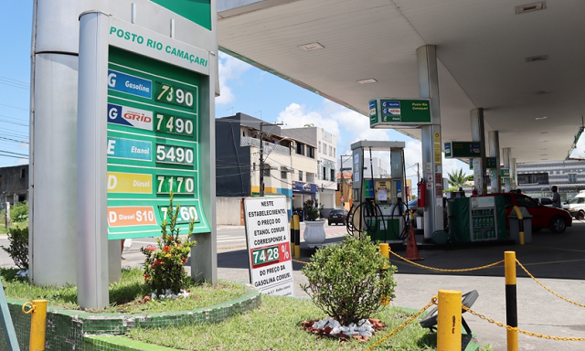 O litro mais barato pode ser comprado por R$ 7,20. Já o mais caro sai a R$ 8,76 (Foto: Patrick Abreu/Destaque1)