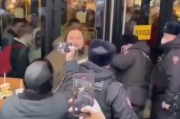 A marca segue os passos de várias multinacionais que decidiram desvincular sua imagem dos russos após a invasão na Ucrânia (Foto: Reprodução)