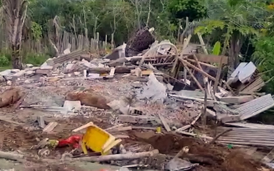 Cinco policiais militares envolvidos na invasão e derrubada de casas foram denunciados pelo Ministério Público na ocasião - (Foto - Reprodução TV Bahia)