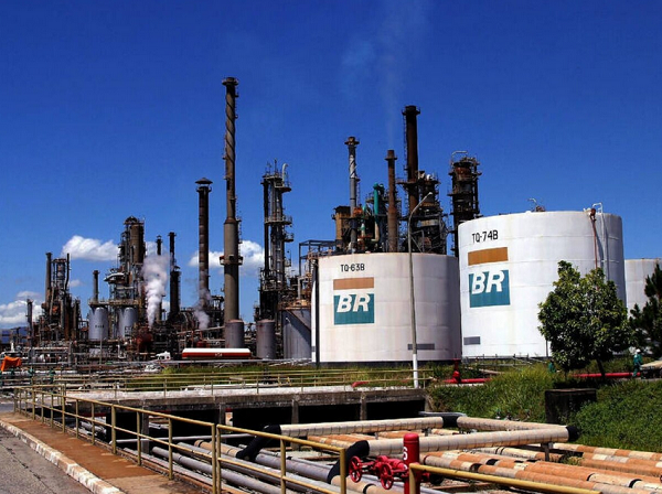 O Brasil produz 3 milhões de barris de petróleo por dia e consome 2,5 milhões. Mesmo assim, importa 300 mil barris por dia (Foto: Geraldo Falccão)