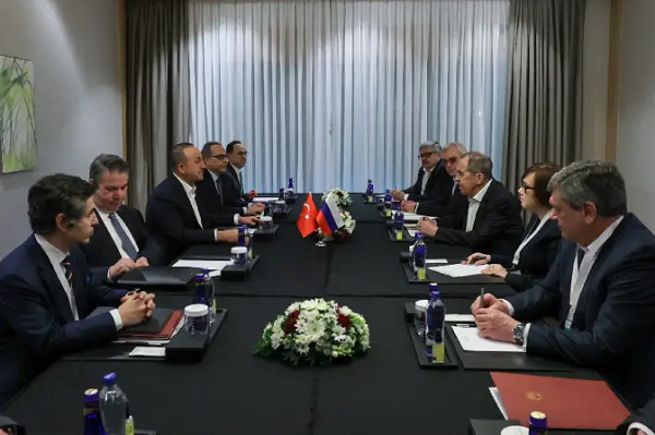 Ministro das Relações Exteriores de Rússia e Ucrânia se reúnem na cidade de Antália, na Ucrânia (Foto: CEM OZDEL/TURKISH FOREIGN MINISTRY/AFP)